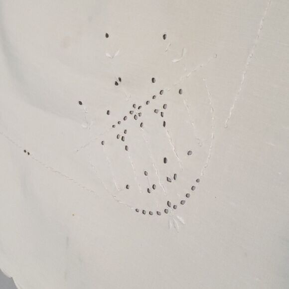 VINTAGE WHITE TABLECLOTH TOPPER 33" SQUARE EMBROIDERED SCALLOPED EYELET ESTATE - Picture 3 of 12